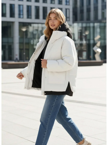 Белая демисезонная куртка с накладными карманами OffCold фото 5